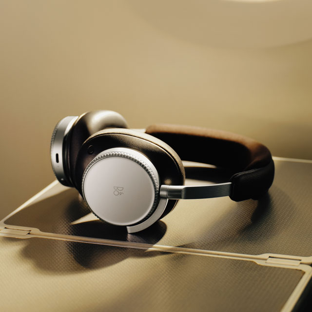 Ein neues Zeitalter hat begonnen. Eine Ära, in der du immer wieder in unverwechselbaren Sound eintauchen kannst. Das ist der Beoplay H100.